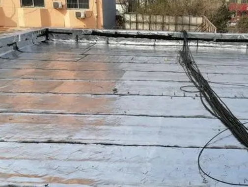 山西卫生间漏水维修公司分享下山西屋面楼顶防水刚性防水层施工要点。